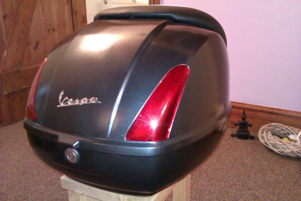 Modern Vespa gts 300 painted top box, what do you think?