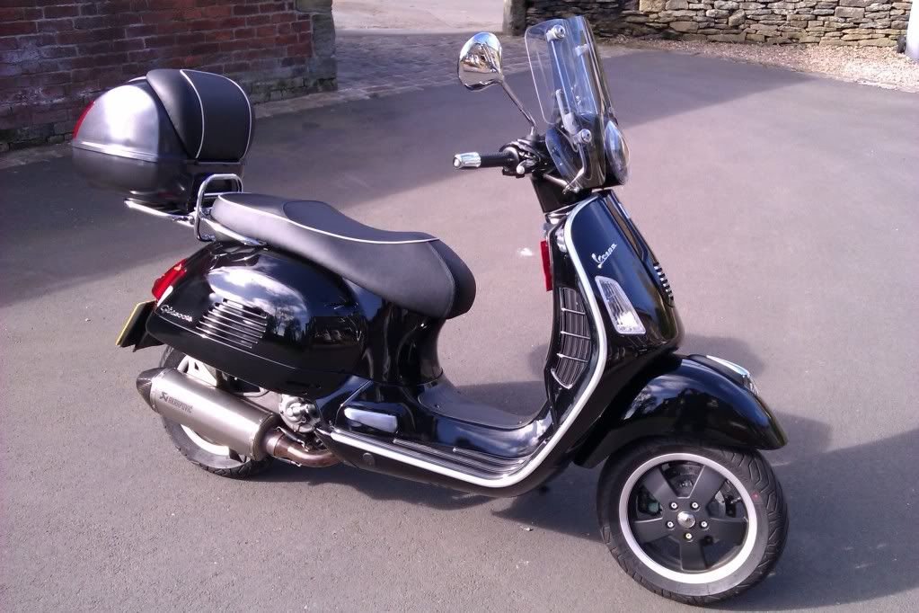 Modern Vespa gts 300 painted top box, what do you think?