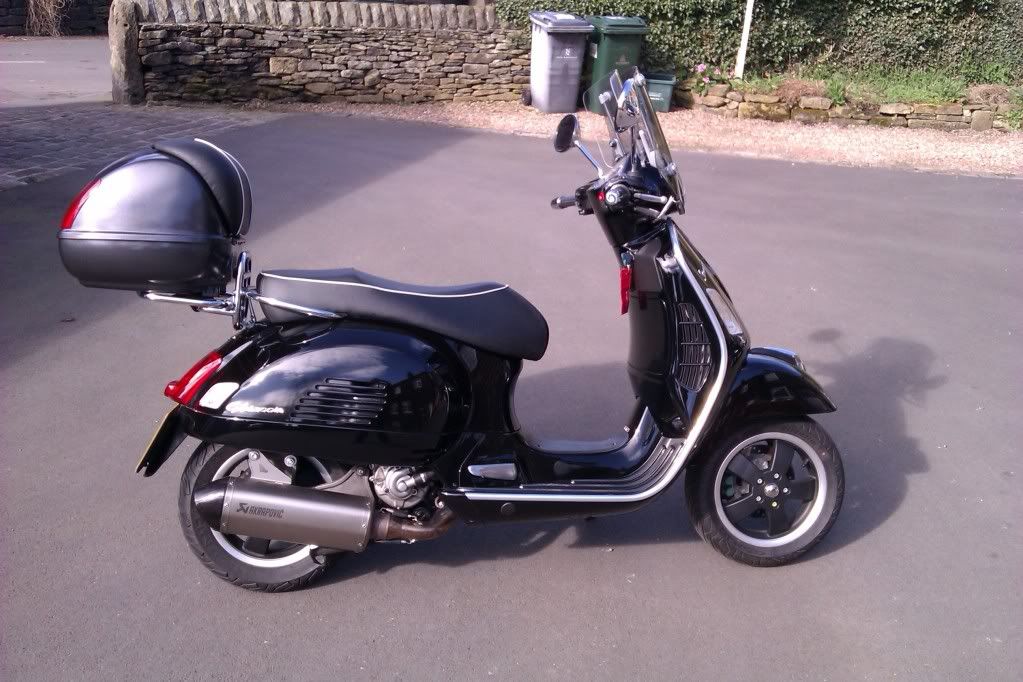 Modern Vespa gts 300 painted top box, what do you think?