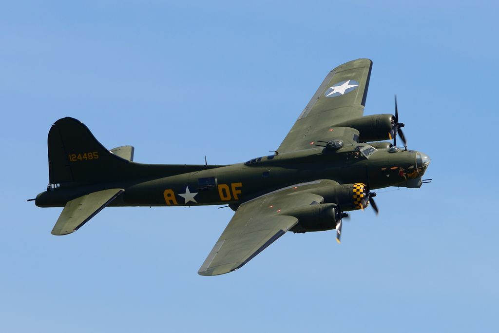 http://i910.photobucket.com/albums/ac307/hydealfred/Duxford%20Spring%20Airshow/DSC_2060_zps23129749.jpg