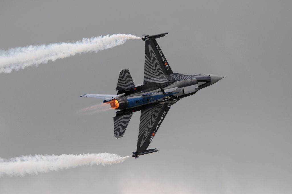 http://i910.photobucket.com/albums/ac307/hydealfred/Yeovilton%202011/Yeovilton%202011%20-%202/DSC_7778.jpg